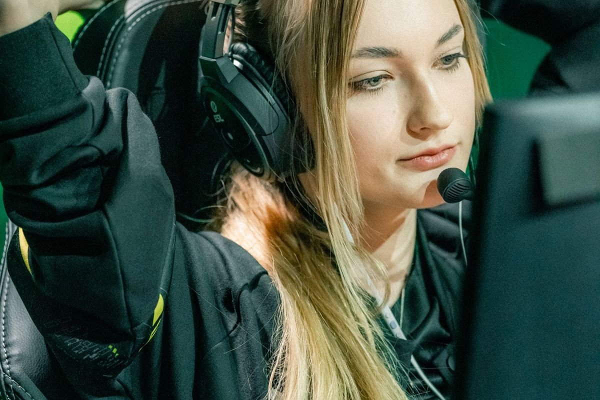Gamer streaming live with headphones and a microphone (representative photo, not the exact product)
