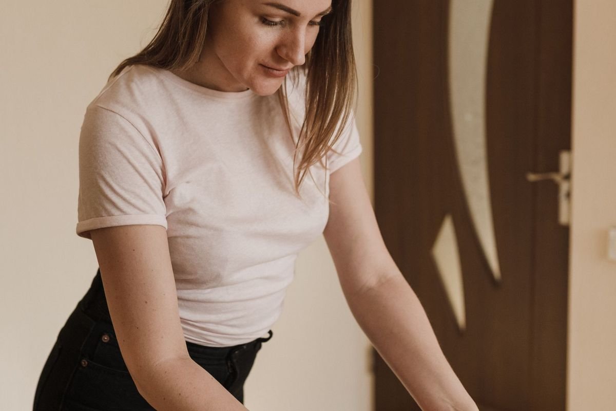 Masseuse giving a soothing massage in a spa (representative photo, not the exact product)