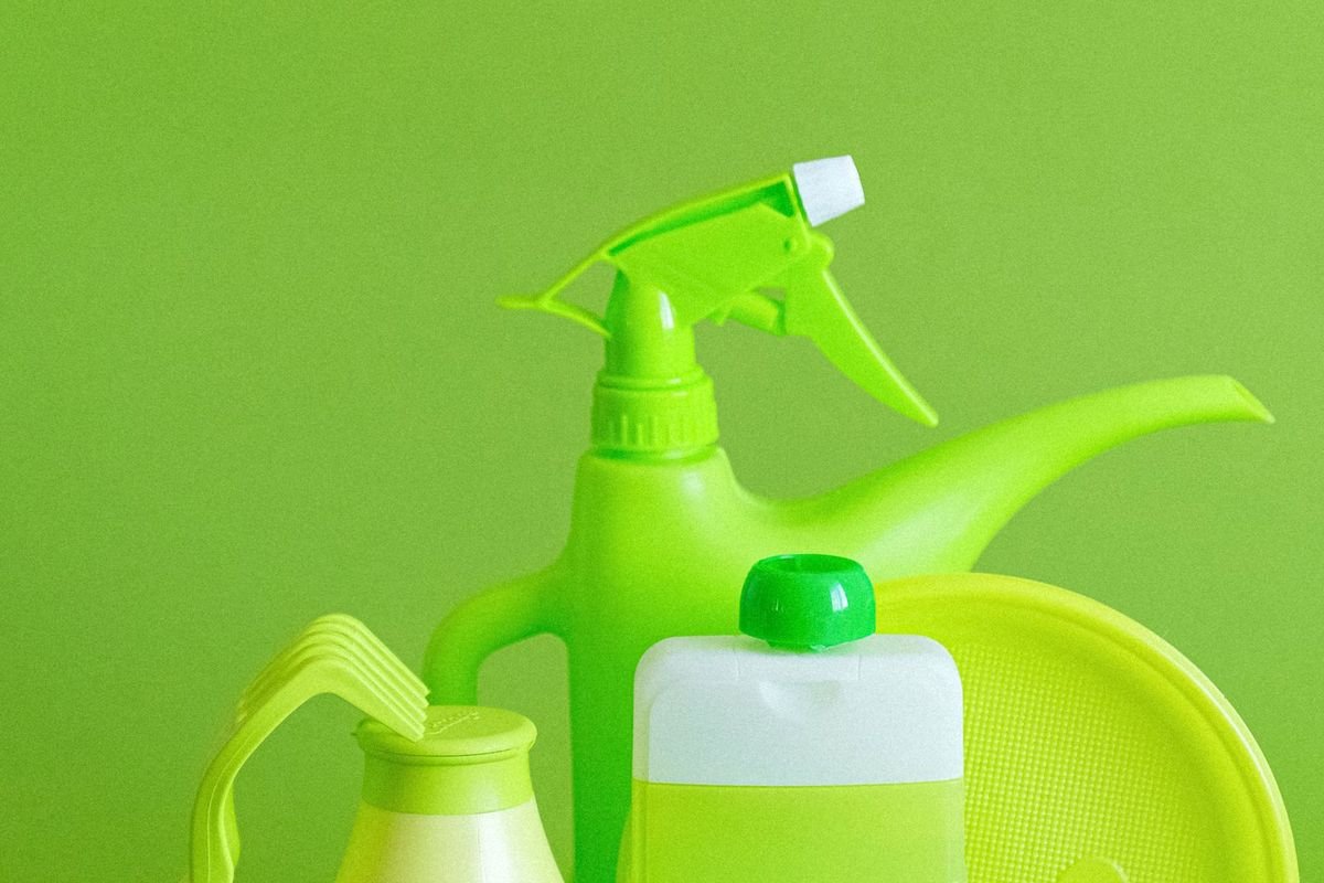 Green detergent bottle with sprayer, sponge and plate (representative photo, not the exact product)